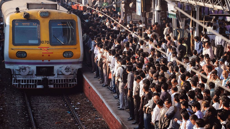 रेल मंत्री ने ट्रेनों से गिरकर बड़ी संख्या में लोगों के हताहत होने पर चिंता प्रकट की थी जिसके बाद इसे शुरू किया गया है. (फाइल फोटो) रेल मंत्री ने ट्रेनों से गिरकर बड़ी संख्या में लोगों के हताहत होने पर चिंता प्रकट की थी जिसके बाद इसे शुरू किया गया है. (फाइल फोटो)