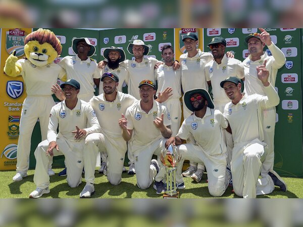 दक्षिण अफ्रीका की टीम टेस्ट सीरीज जीतने के बाद. (फोटो: PTI) 