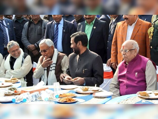 दही-चूड़ा भोज के दौरान रामविलास पासवान, नीतीश कुमार और सुशील मोदी. 