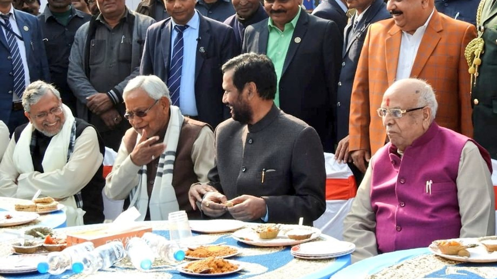 दही-चूड़ा भोज के दौरान रामविलास पासवान, नीतीश कुमार और सुशील मोदी. दही-चूड़ा भोज के दौरान रामविलास पासवान, नीतीश कुमार और सुशील मोदी.