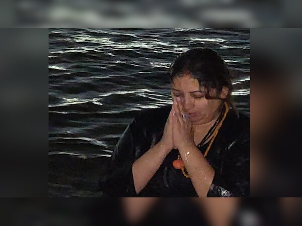 संगम में डुबकी लगातीं केंद्रीय कपड़ा मंत्री स्मृति ईरानी (फोटो साभारः instagram/@smritiiraniofficial)