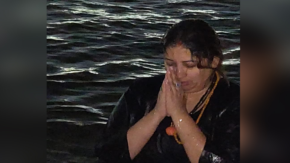 संगम में डुबकी लगातीं केंद्रीय कपड़ा मंत्री स्मृति ईरानी (फोटो साभारः instagram/@smritiiraniofficial) संगम में डुबकी लगातीं केंद्रीय कपड़ा मंत्री स्मृति ईरानी (फोटो साभारः instagram/@smritiiraniofficial)