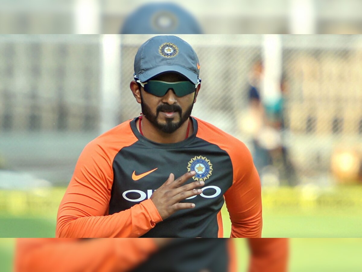 केदार जाधव ऑस्ट्रेलिया में वनडे सीरीज खेल रही भारतीय टीम में शामिल हैं. हालांकि, उन्हें पहले दो वनडे में प्लेइंग इलेवन में जगह नहीं मिली. (फोटो: PTI) 