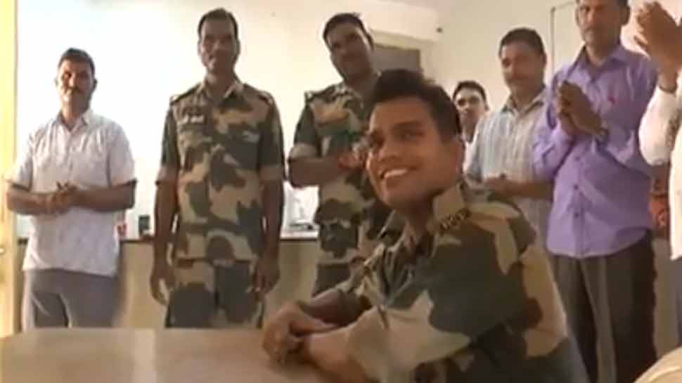 VIDEO: जब बीएसएफ जवान ने गाया संदेसे आते है...आवाज सुन आप भी हो जाएंगे भावुक