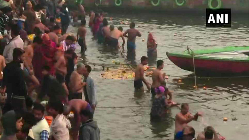 बिहार में मकर संक्रांति की धूम, श्रद्धालु लगा रहे गंगा में डुबकी बिहार में मकर संक्रांति की धूम, श्रद्धालु लगा रहे गंगा में डुबकी