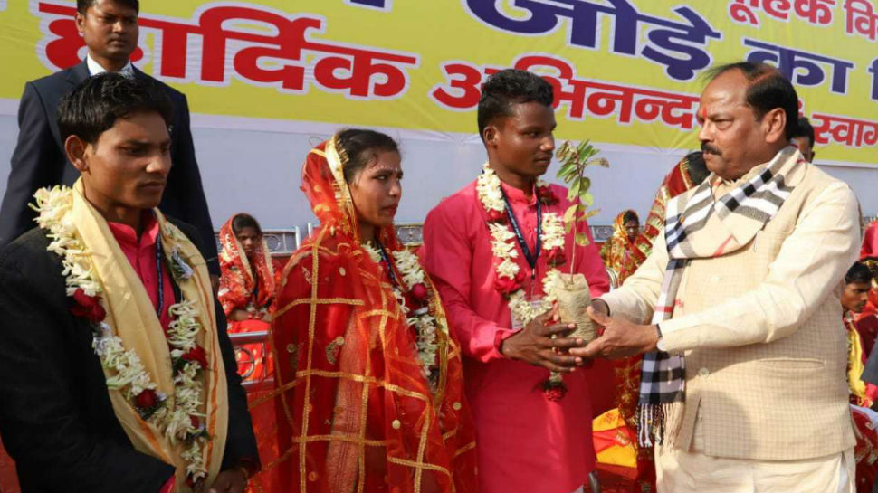 धनबाद: सामूहिक विवाह में शामिल हुए रघुवर दास, नव विवाहित जोड़ों को दिया आर्शीवाद