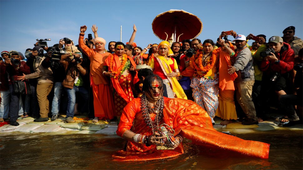 शाही स्नान के साथ, कुंभ मेले में 'किन्नर अखाड़ा' की शुरुआत हुई. किन्नर अखाड़ा, Kinnar Akhara, pilgrims, Kumbh Mela, Kumbh Mela 2019, Kinnar akhada, Prayagraj, kumbh, कुंभ