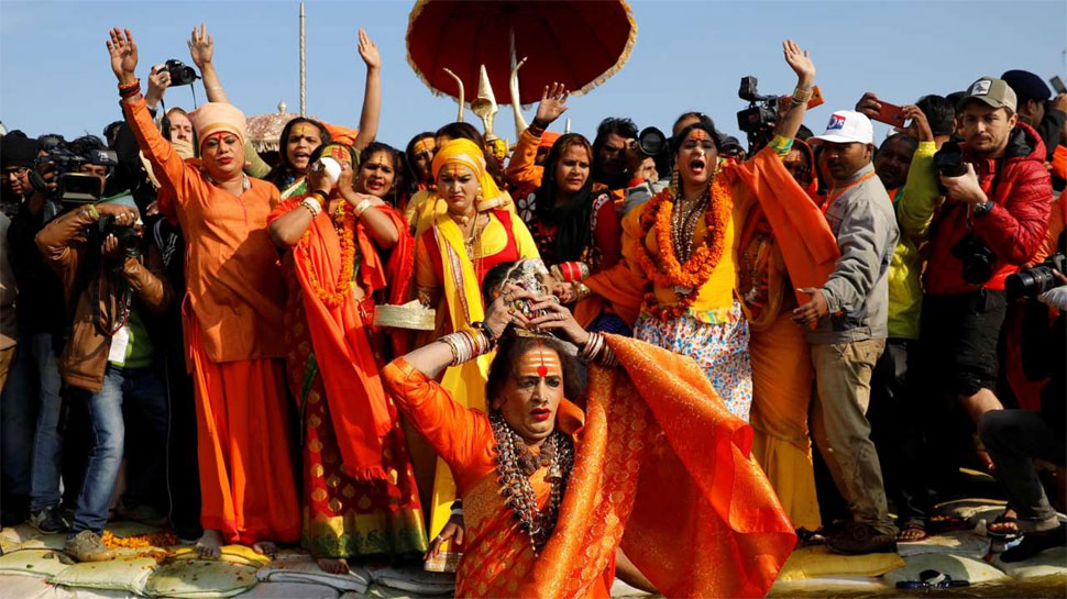 'किन्नर अखाड़ा' के सदस्य डुबकी लगाते हुए. किन्नर अखाड़ा, Kinnar Akhara, pilgrims, Kumbh Mela, Kumbh Mela 2019, Kinnar akhada