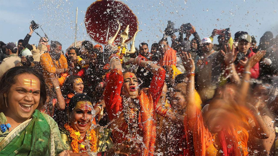सभी अखाड़ों को बारी-बारी से स्नान के लिए आधे से पौन घंटे का समय दिया गया Kumbh Mela, Kumbh Mela 2019, Kinnar akhada, Prayagraj, kumbh, कुंभ