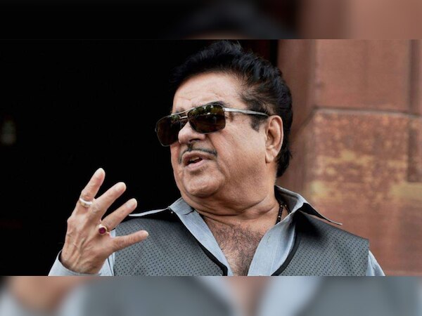 शत्रुघ्न सिन्हा ने एक बार फिर बागी तेवर अपनाते हुए बीजेपी पर निशाना साधा है. (फाइल फोटो)