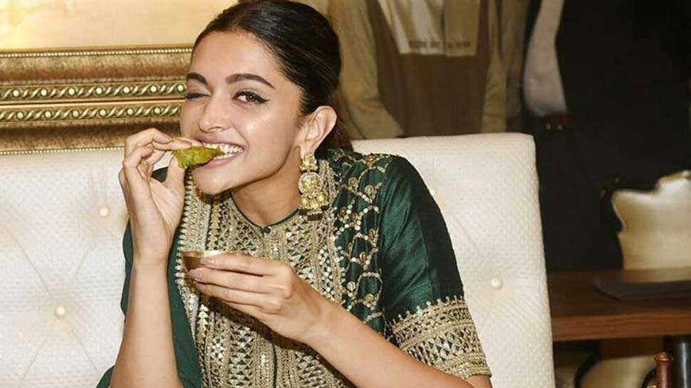 दीपिका पादुकोण लाइन में लग कर खाती हैं 'गोलगप्पे', खाना बनाने में हैं एक्सपर्ट