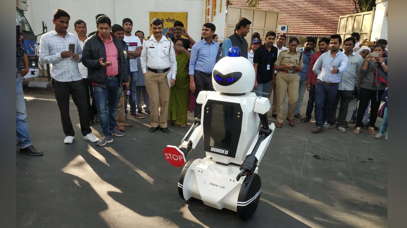 निर्देशों के लिए रोबोट पर स्क्रीन Screen on traffic robot