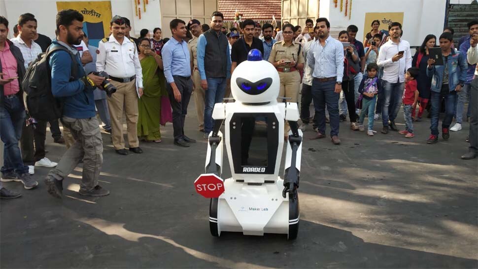 मोबाइल से चलाया जाता है रोबोट robot operate through mobile