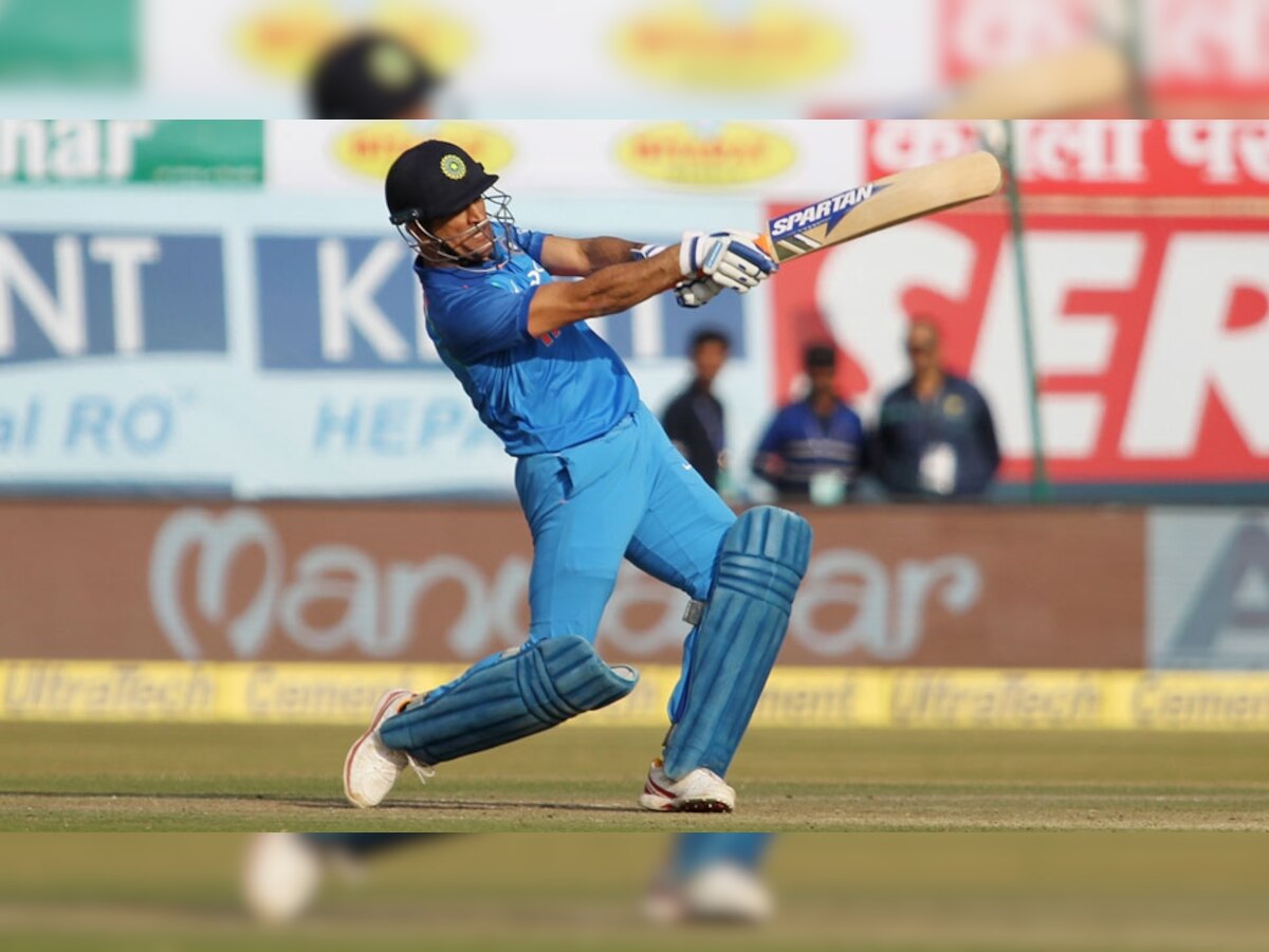महेंद्र सिंह धोनी ने ऑस्ट्रेलिया के खिलाफ दूसरे वनडे में 55 रन बनाए थे. उन्होंने आखिरी ओवर में छक्का लगाकर टीम को जीत दिलाई थी. (फाइल फोटो) 