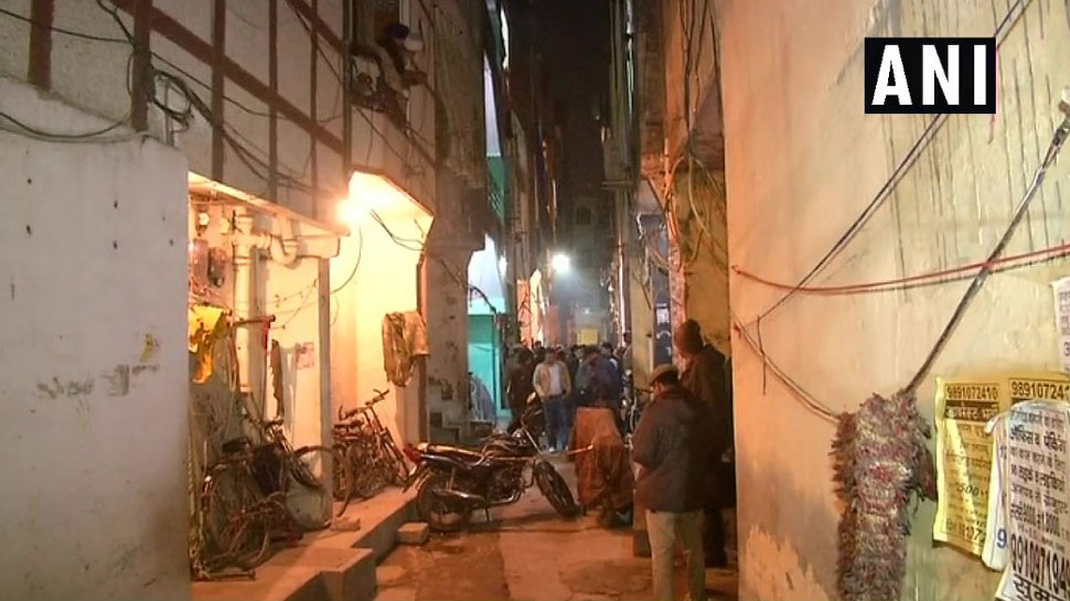 दिल्ली: मामूली झगड़े के बाद पड़ोसी ने किया महिला का मर्डर, पति और बेटे को भी किया घायल दिल्ली: मामूली झगड़े के बाद पड़ोसी ने किया महिला का मर्डर, पति और बेटे को भी किया घायल