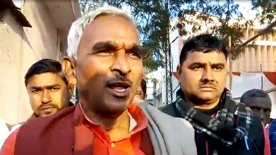 BJP के विधायक सुरेंद्र सिंह बोले- '2019 की लड़ाई भारत में बोटी और बोतल बनाम रोटी और लंगोटी होगी'