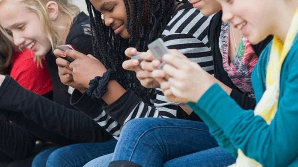 स्कूलों में मोबाइल पर सख्ती, बच्चों के पास मिला फोन तो खैर नहीं