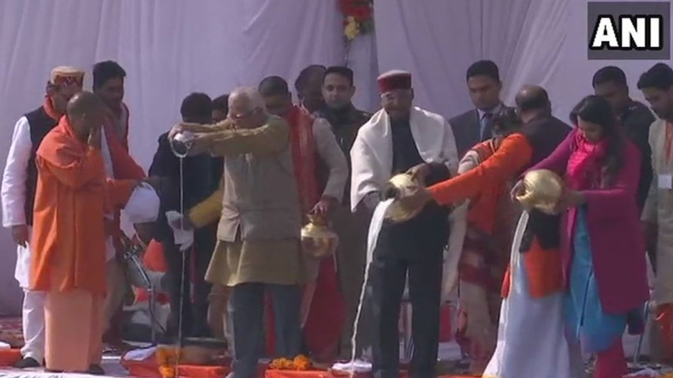 पत्नी के साथ कुंभ में पहुंचे राष्ट्रपति रामनाथ कोविंद, किया गंगा पूजन पत्नी के साथ कुंभ में पहुंचे राष्ट्रपति रामनाथ कोविंद, किया गंगा पूजन