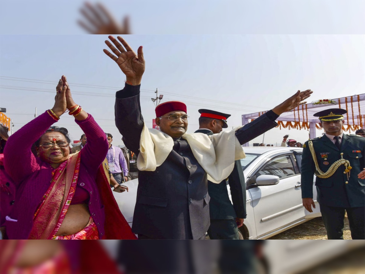 राष्ट्रपति रामनाथ कोविंद गुरुवार की सुबह अपनी पत्नी सविता कोविंद के साथ विशेष विमान से प्रयागराज पहुंचे  (फोटो साभार - पीटीआई)