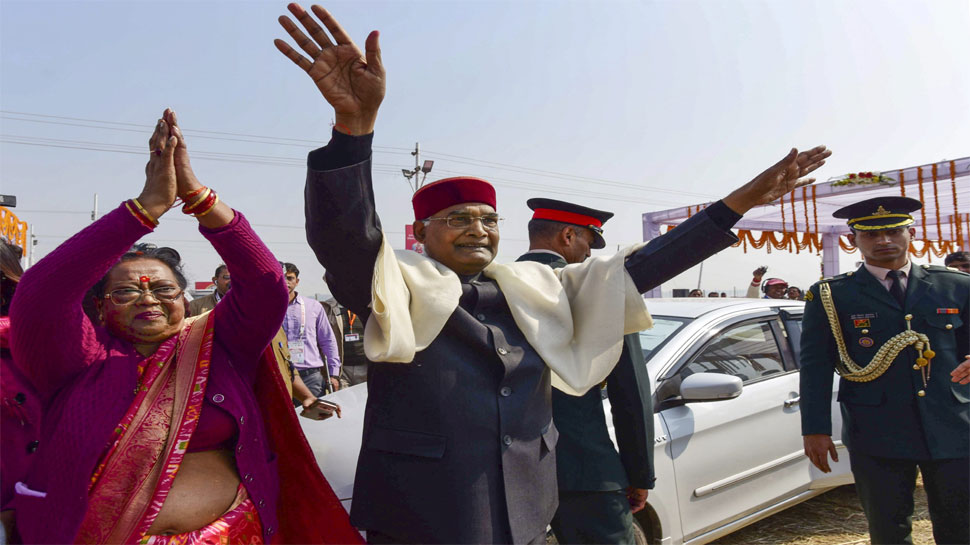 राष्ट्रपति रामनाथ कोविंद गुरुवार की सुबह अपनी पत्नी सविता कोविंद के साथ विशेष विमान से प्रयागराज पहुंचे (फोटो साभार - पीटीआई) राष्ट्रपति रामनाथ कोविंद गुरुवार की सुबह अपनी पत्नी सविता कोविंद के साथ विशेष विमान से प्रयागराज पहुंचे (फोटो साभार - पीटीआई)