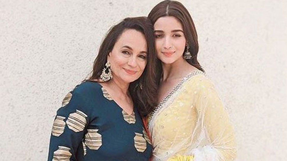 आलिया भट्ट ने अपनी मां सोनी राजदान की फिल्म का बचाव किया है. फाइल फोटो आलिया भट्ट ने अपनी मां सोनी राजदान की फिल्म का बचाव किया है. फाइल फोटो