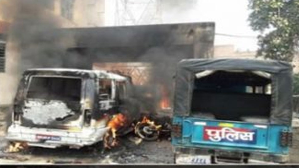 बिहारः कैमूर में गुस्साई भीड़ ने थाने में की तोड़फोड़, गाड़ियों को फूंका