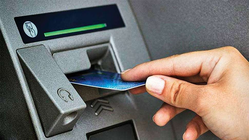 ATM मशीन में चेंज से खराब हो सकता है आपका डेबिट कार्ड, बरतें ये सावधानी