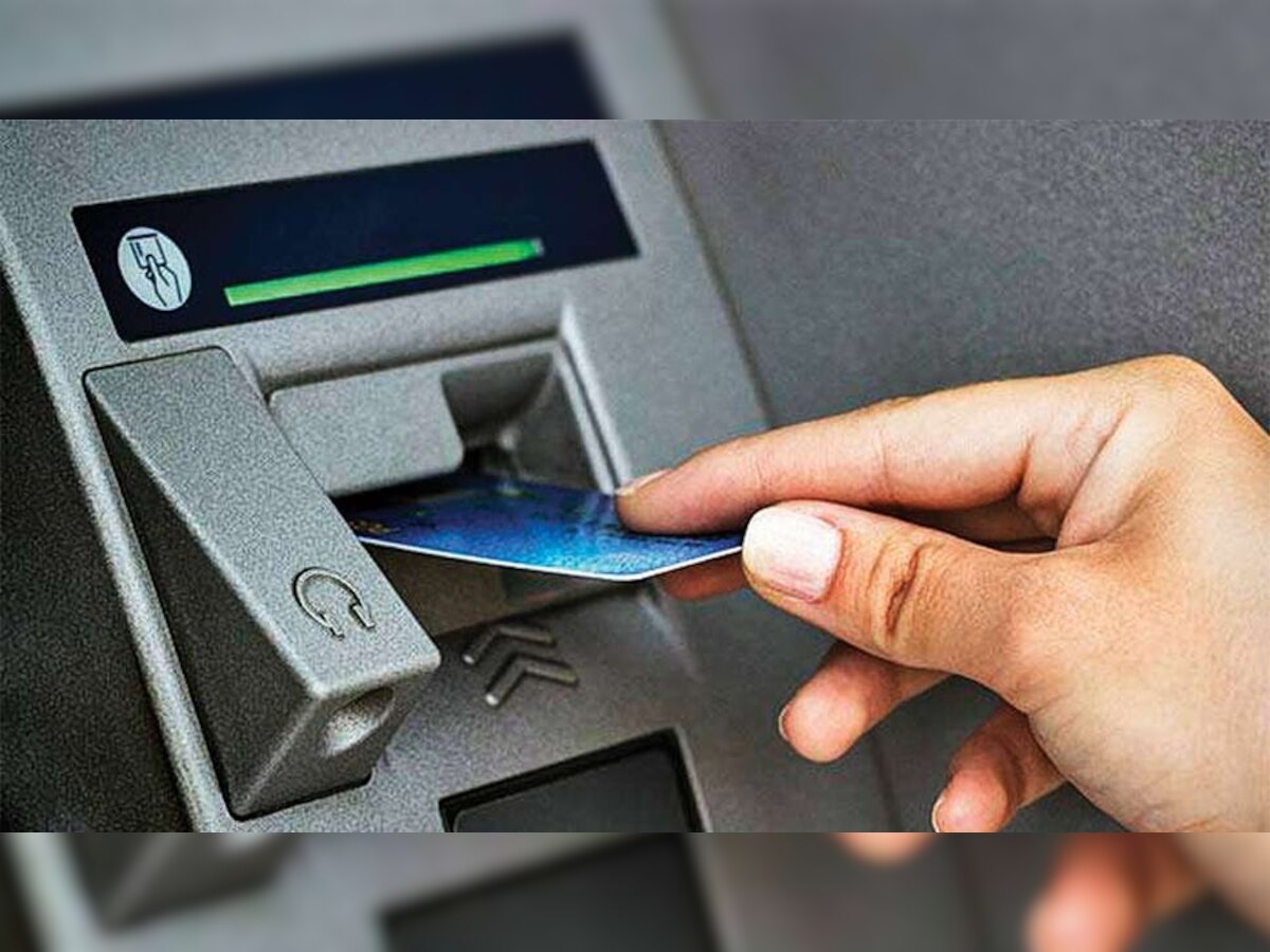 ATM मशीन में चेंज से खराब हो सकता है आपका डेबिट कार्ड, बरतें ये सावधानी