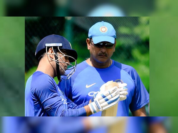 शास्त्री ने कहा, "धोनी लीजैंड है. वह हमारे महान क्रिकेटरों में से एक है." 