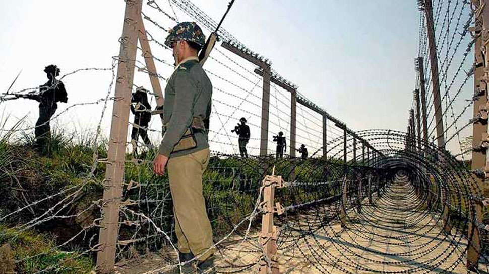 भारतीय सेना लगातार पाकिस्तान की तरफ से हो रहे सीज फायर उल्लघन का मुंहतोड़ जवाब दे रही है. (प्रतीकात्मक तस्वीर) भारतीय सेना लगातार पाकिस्तान की तरफ से हो रहे सीज फायर उल्लघन का मुंहतोड़ जवाब दे रही है. (प्रतीकात्मक तस्वीर)