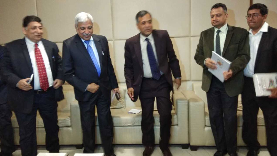 आयोग ने कहा है कि चुनाव परिणाम बताते हैं कि ईवीएम में कोई गड़बड़ी नहीं है. आयोग ने कहा है कि चुनाव परिणाम बताते हैं कि ईवीएम में कोई गड़बड़ी नहीं है.