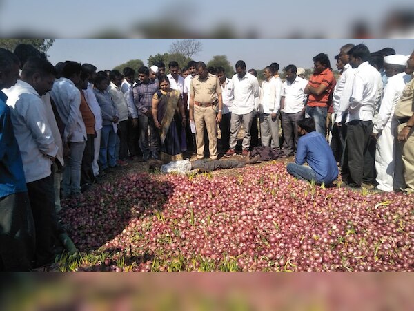कई कारणों से मंडी में प्याज की कीमतें कम हो गई हैं, जिस वजह से किसानों को प्याज काफी कम कीमत में बेचनी पड़ रही है.