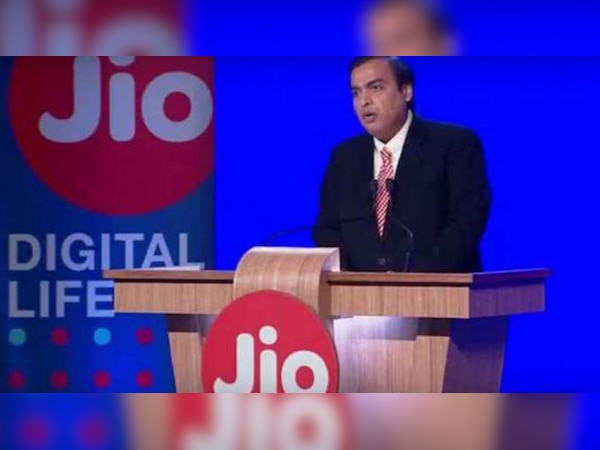 जियो के यूजर्स हर महीने 90 लाख से एक करोड़ के बीच बढ़ रहे हैं. (फाइल फोटो)
