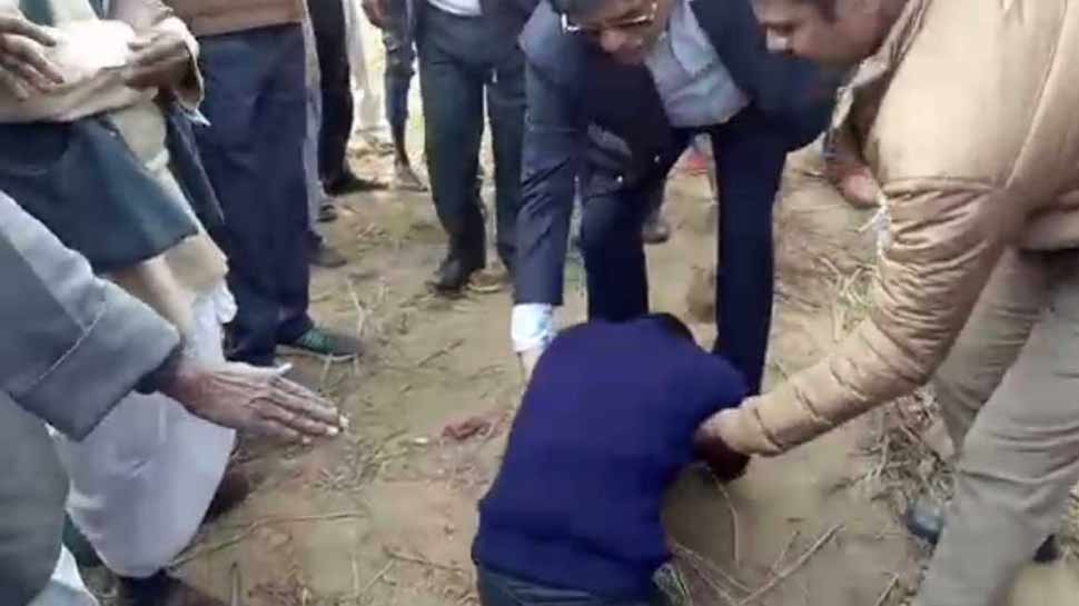 DM के पैरों पर गिरा मासूम बोला, 'साहब... बकाया दिलवा दो, नहीं तो हम तबाह जाएंगे'