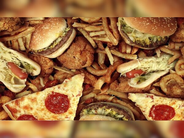 फास्ट फूड सबसे ज्यादा हमारे बालों को प्रभावित करता है.(फाइल फोटो)