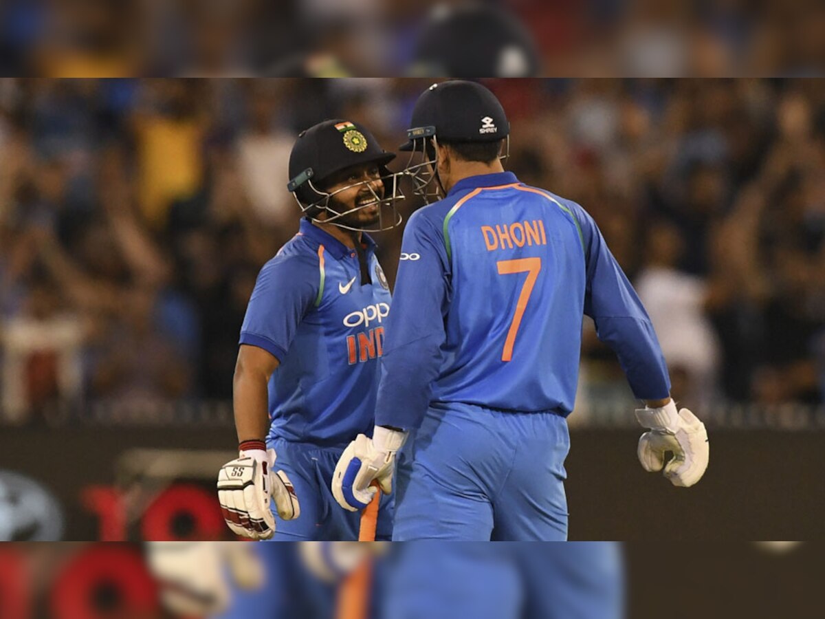 ऑस्ट्रेलिया के खिलाफ तीसरे वनडे में केदार जाधव (बाएं) ने 61 और महेंद्र सिंह धोनी ने 87 रन बनाए. (फोटो: PTI)