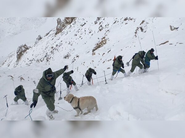 राज्य आपदा प्रबंधन के एक अधिकारी ने बताया कि शेष तीन लोगों का पता लगाने के लिए तलाश अभियान जारी है. (फोटो साभार - ANI)