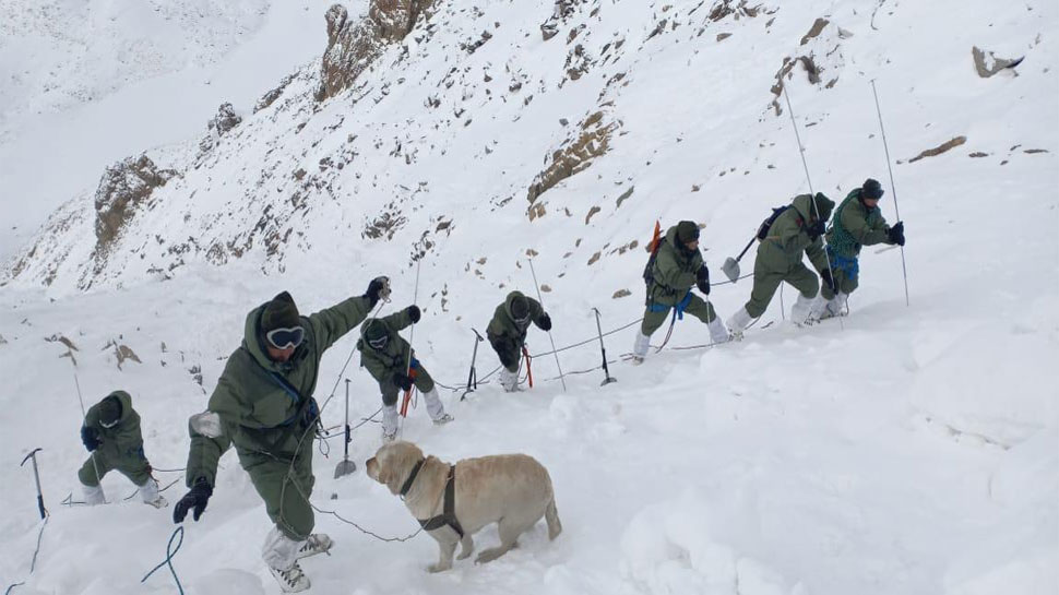 राज्य आपदा प्रबंधन के एक अधिकारी ने बताया कि शेष तीन लोगों का पता लगाने के लिए तलाश अभियान जारी है. (फोटो साभार - ANI) राज्य आपदा प्रबंधन के एक अधिकारी ने बताया कि शेष तीन लोगों का पता लगाने के लिए तलाश अभियान जारी है. (फोटो साभार - ANI)