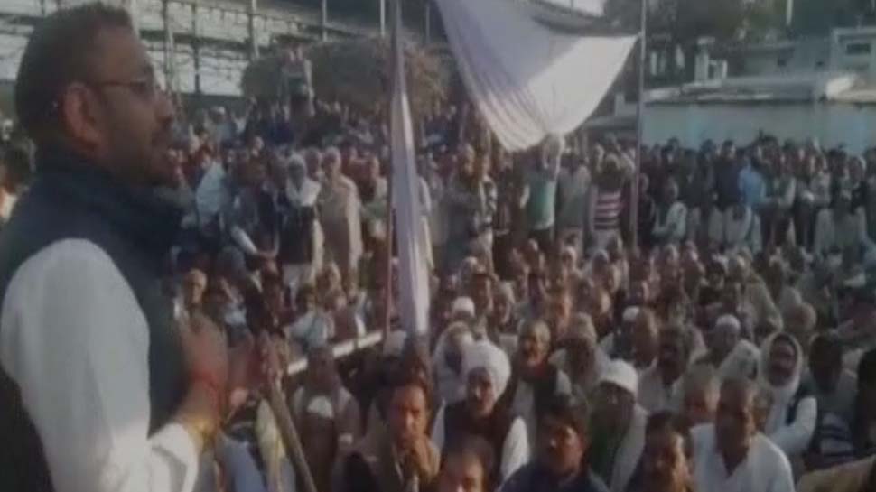 अपने बकाया पैसों की खातिर धरने पर बैठे गन्ना किसान, ट्रैक्टर-ट्राली लगा सड़क कर दिया जाम