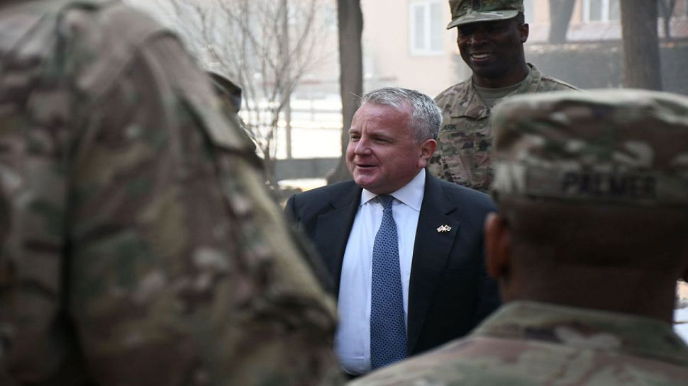 अमेरिकी शांतिदूत जलमे खलीलजाद का कहना है कि अफगानिस्तान के साथ शांतिवार्ता जरूरी है. अमेरिकी शांतिदूत जलमे खलीलजाद का कहना है कि अफगानिस्तान के साथ शांतिवार्ता जरूरी है.