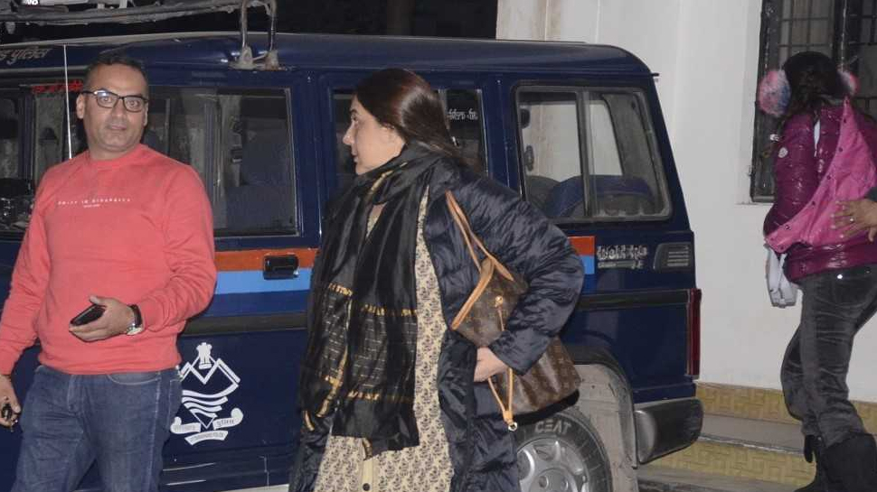 देहरादूनः मां अमृता के साथ थाने पहुंची सारा अली खान, ये है मामला