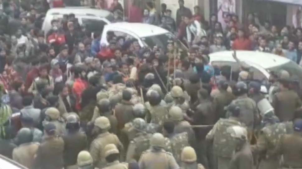 उत्तराखंड के इस शहर में युवक की हत्या के बाद सांप्रदायिक तनाव, 4 घंटे हुआ बवाल उत्तराखंड के इस शहर में युवक की हत्या के बाद सांप्रदायिक तनाव, 4 घंटे हुआ बवाल