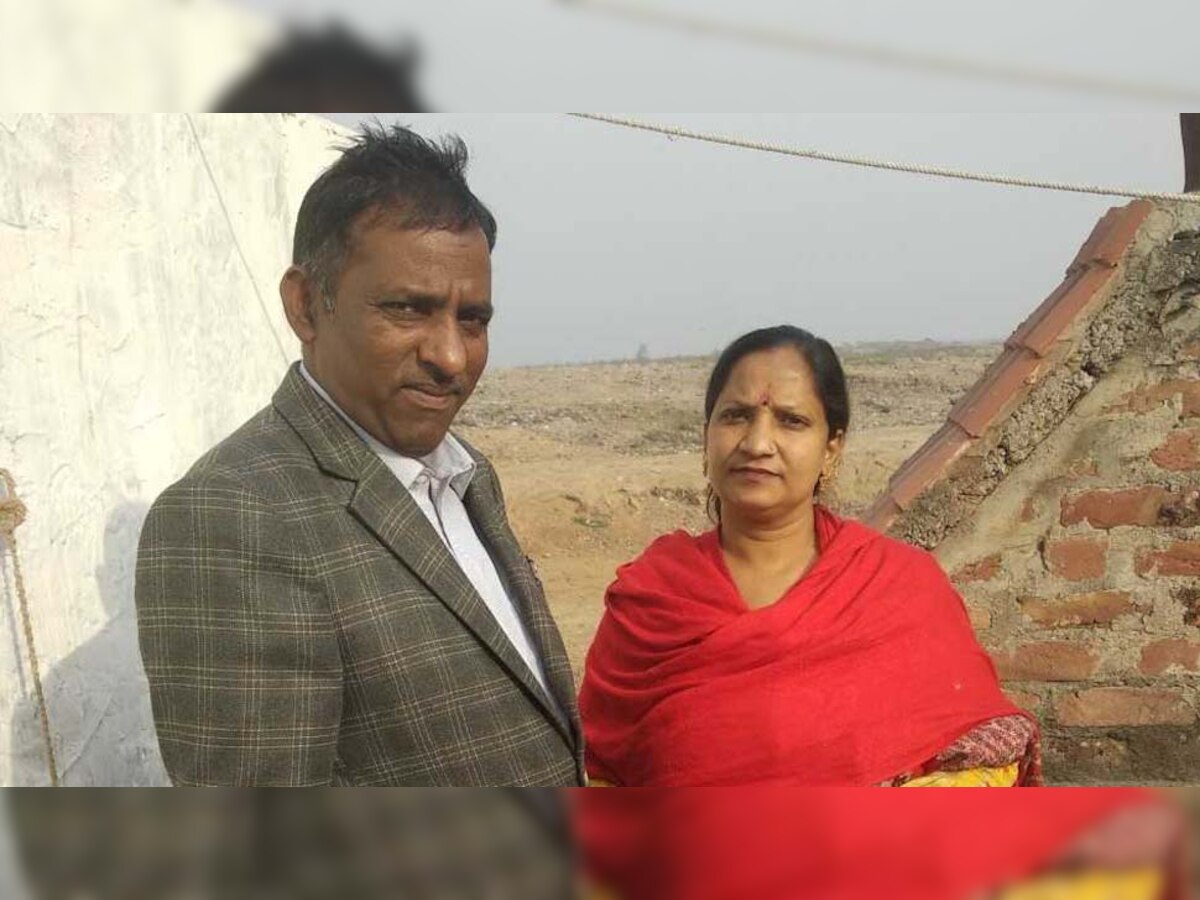 राजेश कालिया राम मंदिर आंदोलन से जुड़े रहे हैं. अपनी पत्नी के साथ कालिया. फोटो : जी न्यूज