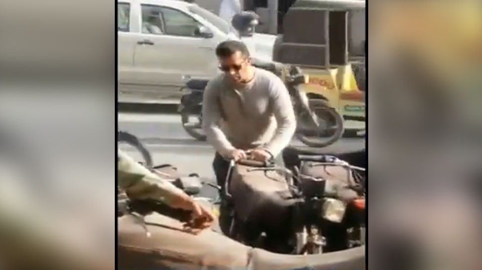 पार्किंग में बाइक लगवाते हुए दिखे 'सलमान खान', वायरल हुआ ये VIDEO पार्किंग में बाइक लगवाते हुए दिखे 'सलमान खान', वायरल हुआ ये VIDEO