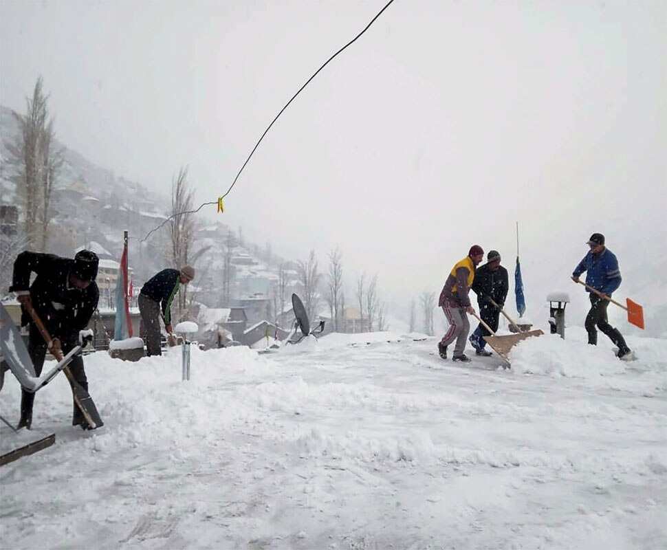 सैलानी हुए खुश Keylong in Lahaul-Spiti district fresh snowfall-1