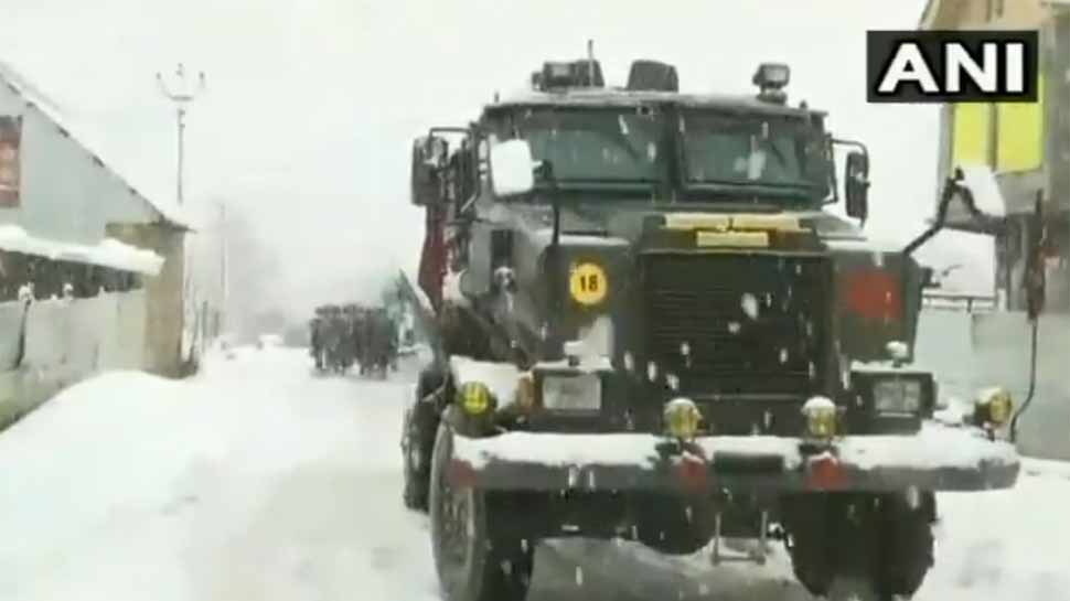 VIDEO: कश्मीर में बर्फबारी के बीच आतंकियों और सुरक्षाबलों में मुठभेड़, 3 आतंकी ढेर