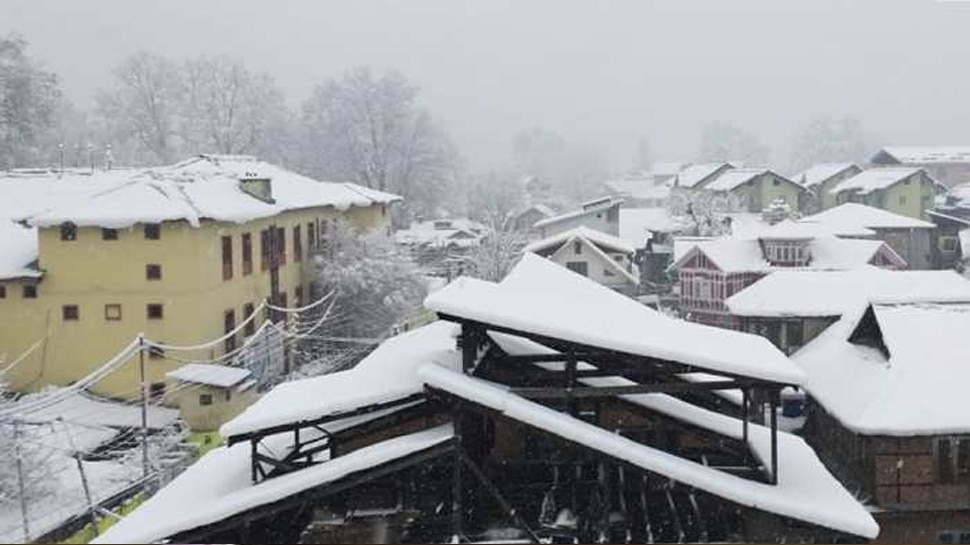 कश्मीर: ऊंचाई वाले स्थानों पर बर्फबारी का दौर जारी, मैदानी इलाकों में हुई बारिश
