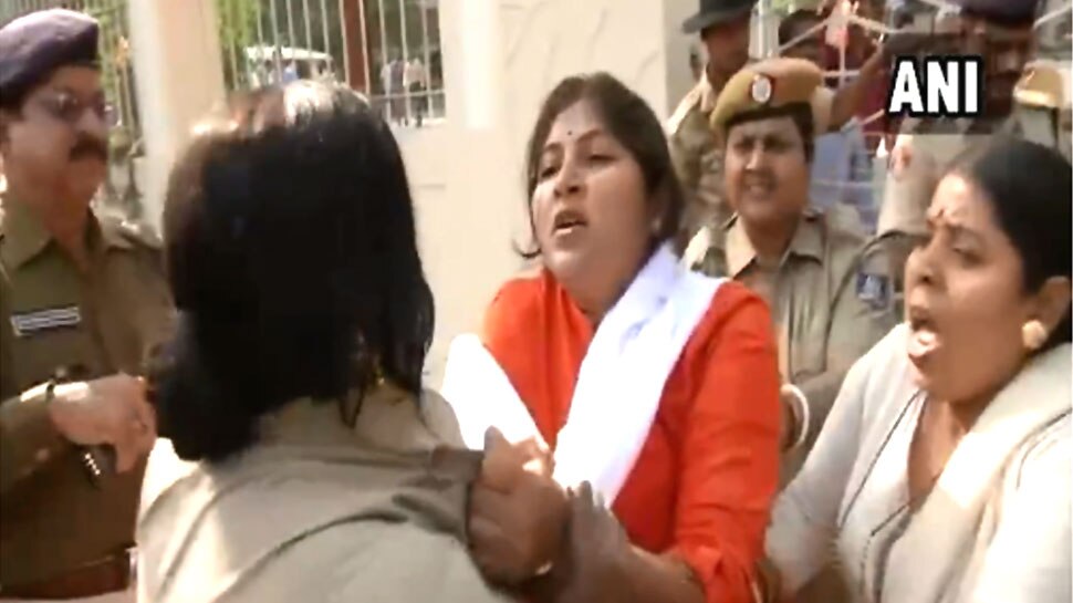 VIDEO: बीजेपी कार्यकर्ताओं और पुलिस के बीच हाथापाई, महिला कॉन्स्टेबल का पकड़ा कॉलर