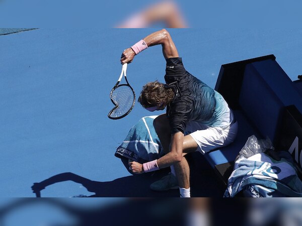 चौथी सीड एलेक्जेंडर ज्वेरेव (फोटो) चौथे राउंड में अपने से कम रैंकिंग वाले कनाडाई खिलाड़ी मिलोस राओनिक से हार गए. (फोटो: PTI) 