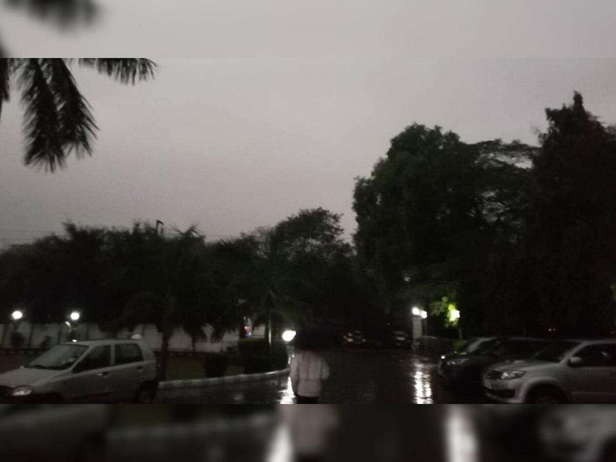 नोएडा में तेज बारिश की वजह से कई इलाकों में अंधेरा छा गया. (फोटो-प्रतीक शेखर)